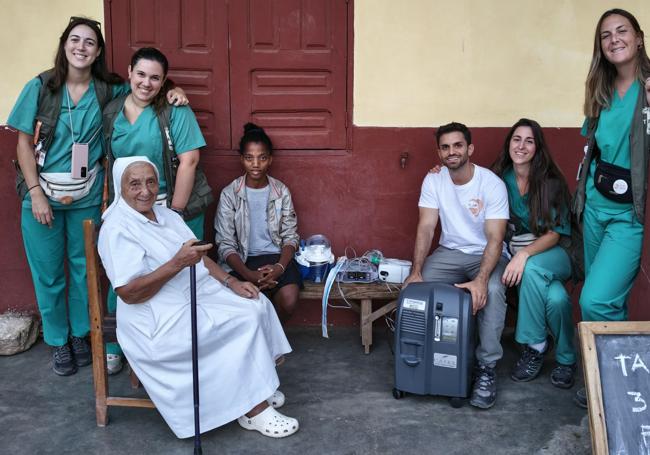 El presidente de Pediatría Solidaria y voluntarias de ambas ONG junto a sor Inmaculada en Tsihombe.