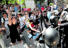 Agentes antidisturbios cargan contra los estudiantes.