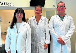 Los investigadores Ángela Juan, Raquel Romar y Jon Romero en el laboratorio.