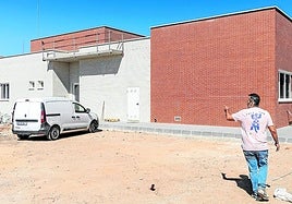 El director del instituto Las Salinas del Mar Menor, Sergio García, muestra el nuevo edificio para los estudios de grado medio de Cocina y Gastronomía.