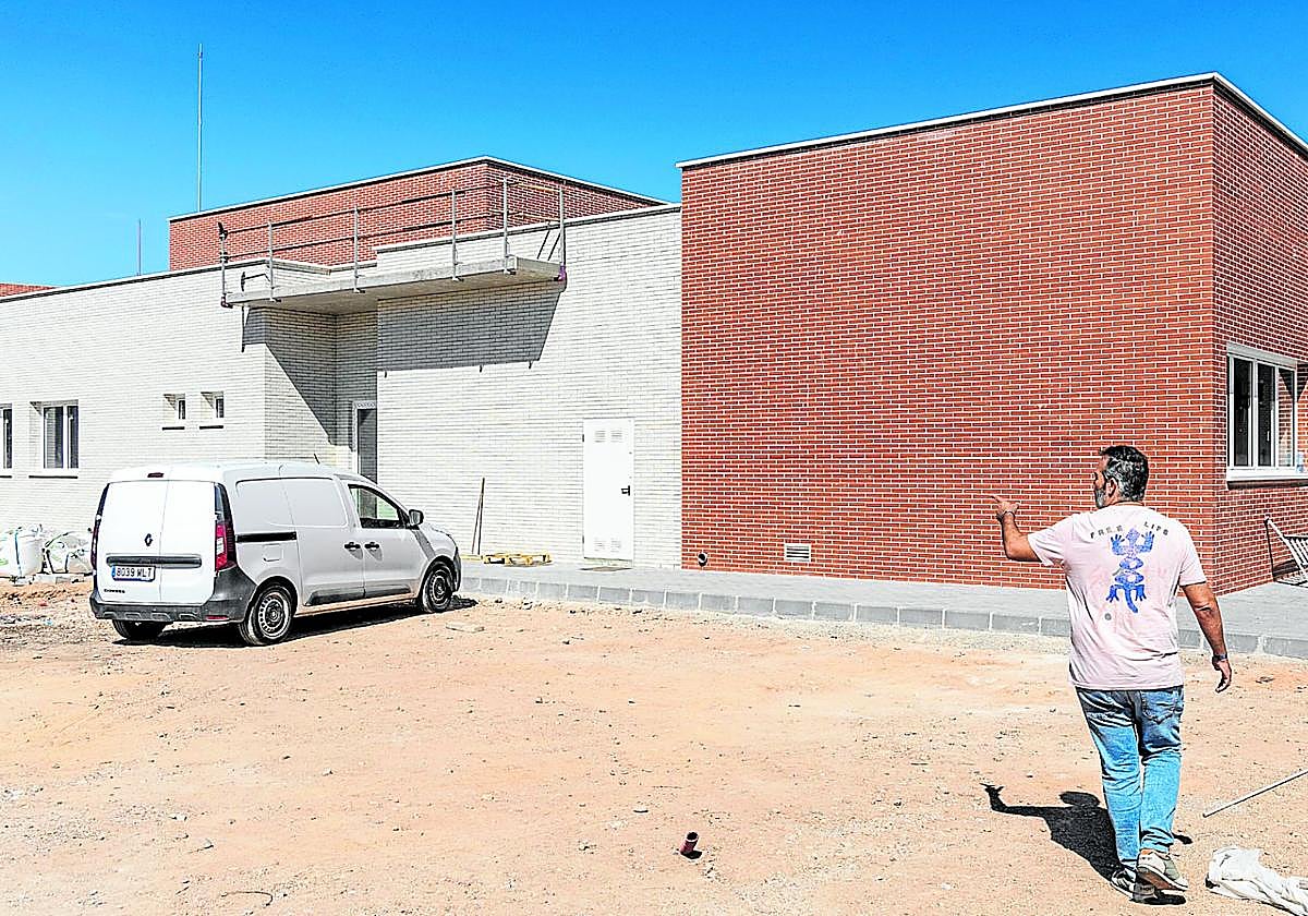 El director del instituto Las Salinas del Mar Menor, Sergio García, muestra el nuevo edificio para los estudios de grado medio de Cocina y Gastronomía.