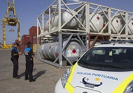 Policías portuarios supervisan un cargamento en el muelle en una imagen de archivo.