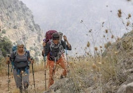 Dos personas caminando, en una imagen de archivo.