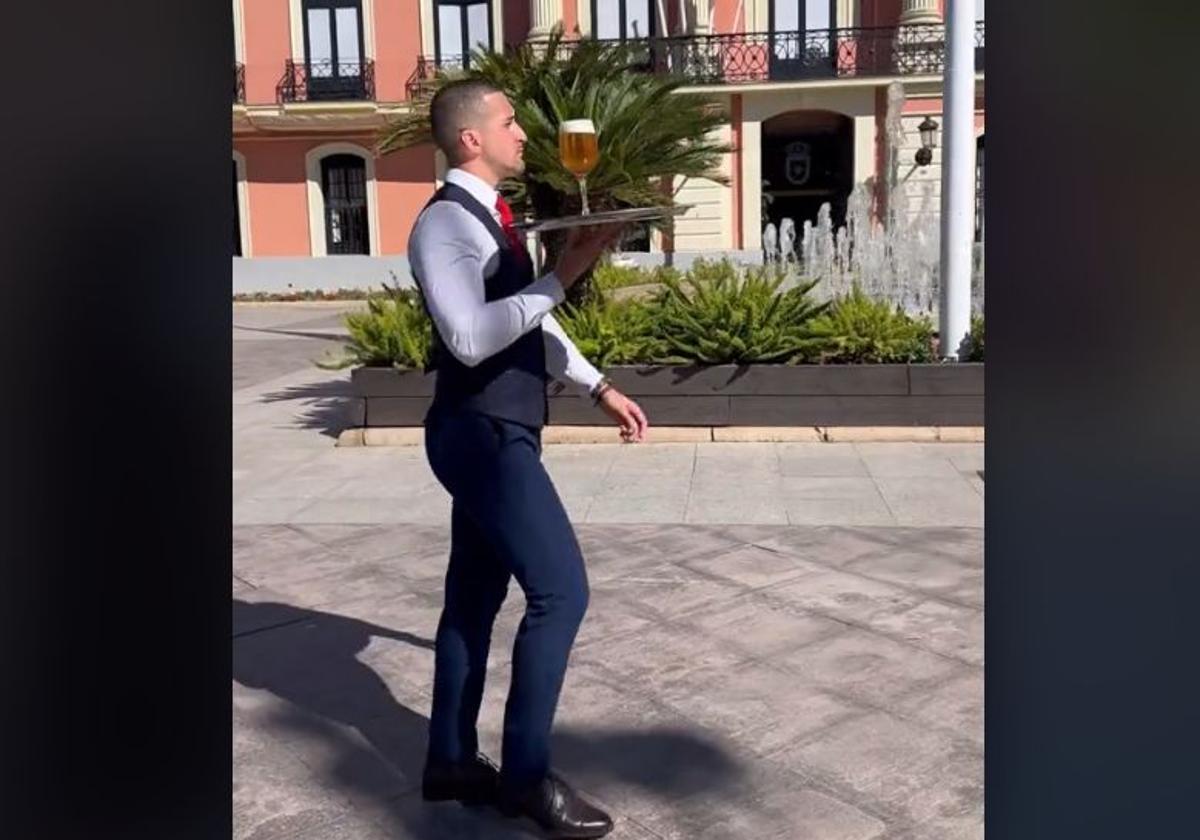 Cristian Ventura, el camarero más viral de TikTok llega a Murcia.