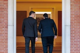 El presidente del Gobierno, Pedro Sánchez (i), en Moncloa junto al presidente de la Región de Murcia, Fernando López Miras (d).