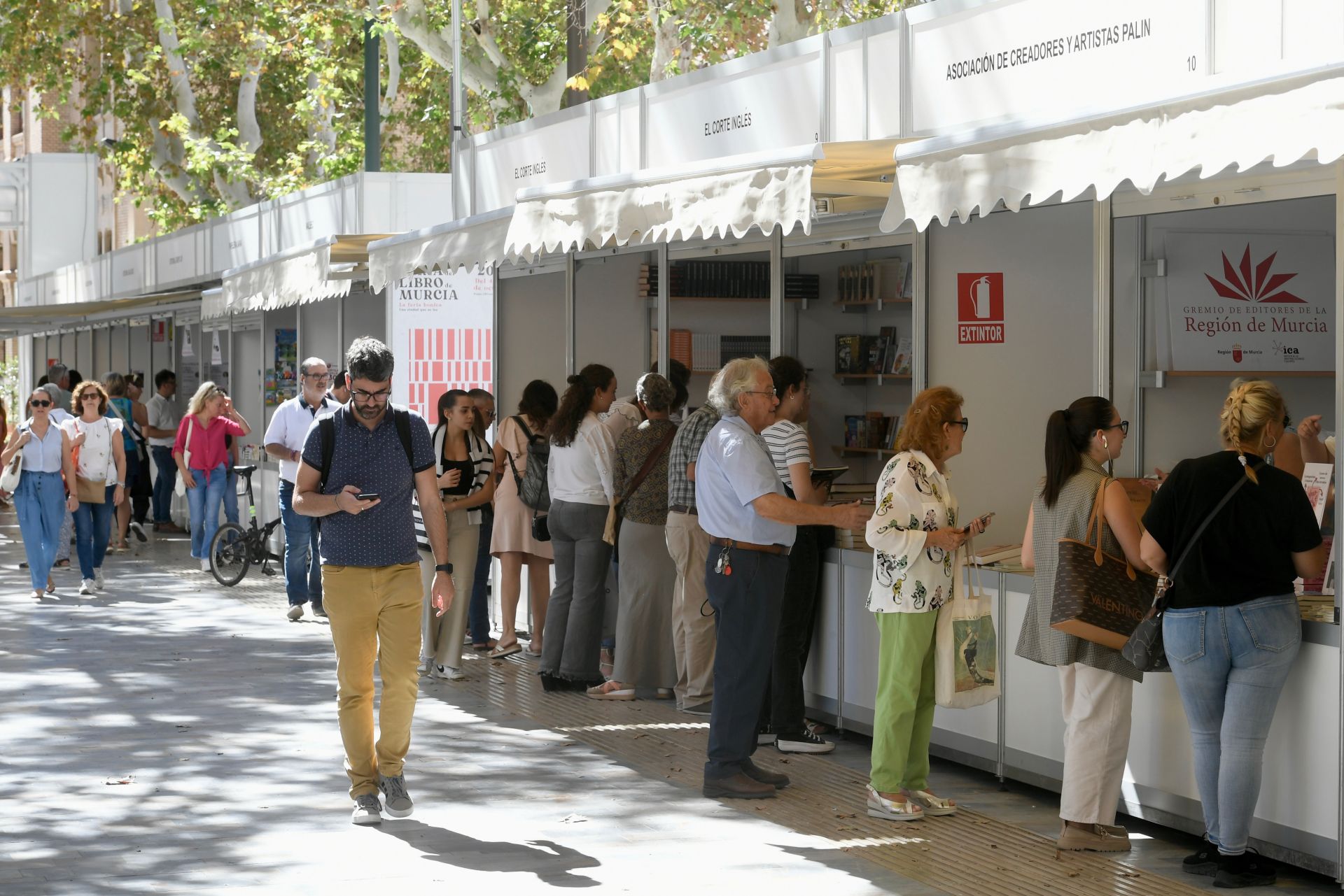 La primera jornada de la Feria del Libro de Murcia, en imágenes