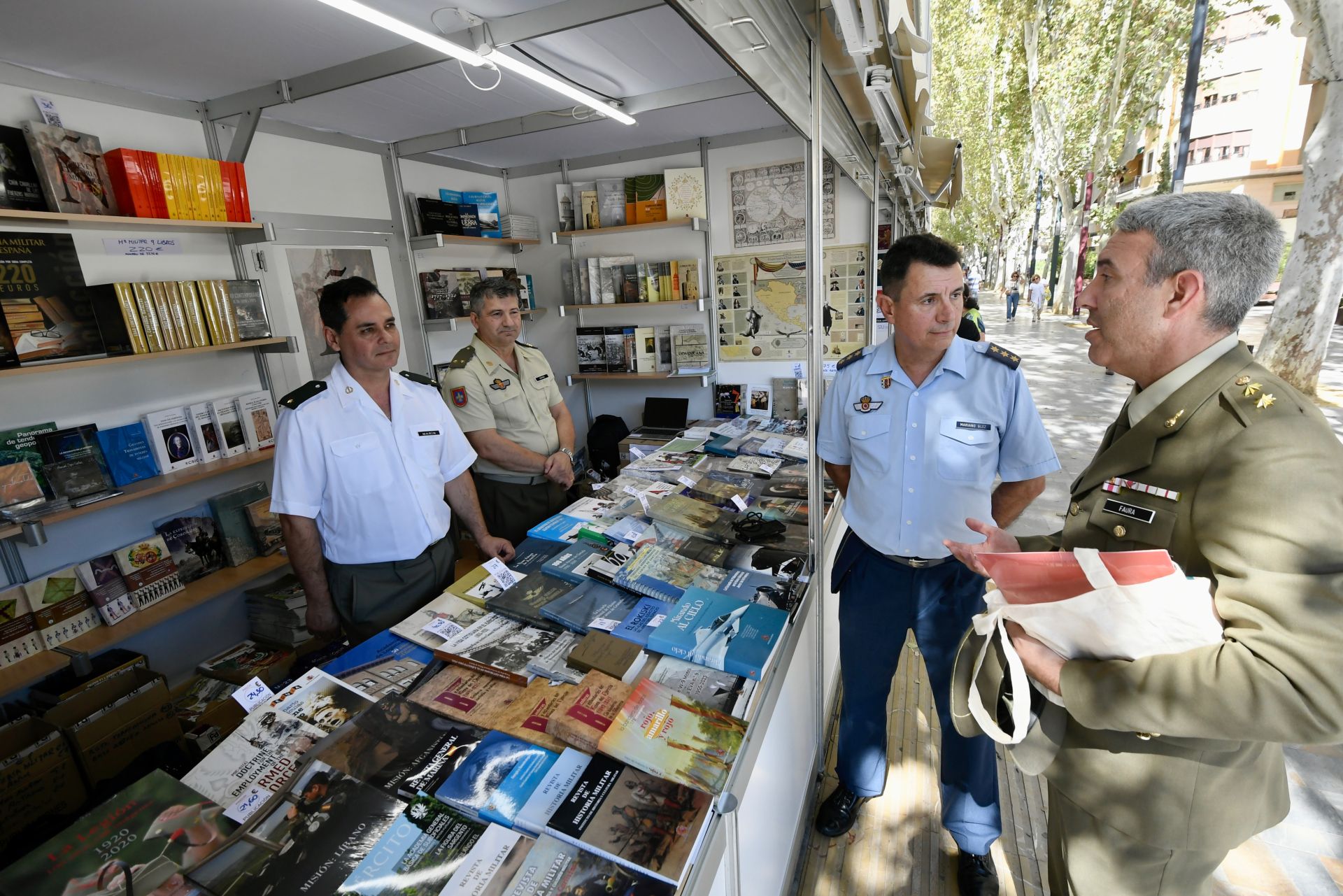 La primera jornada de la Feria del Libro de Murcia, en imágenes