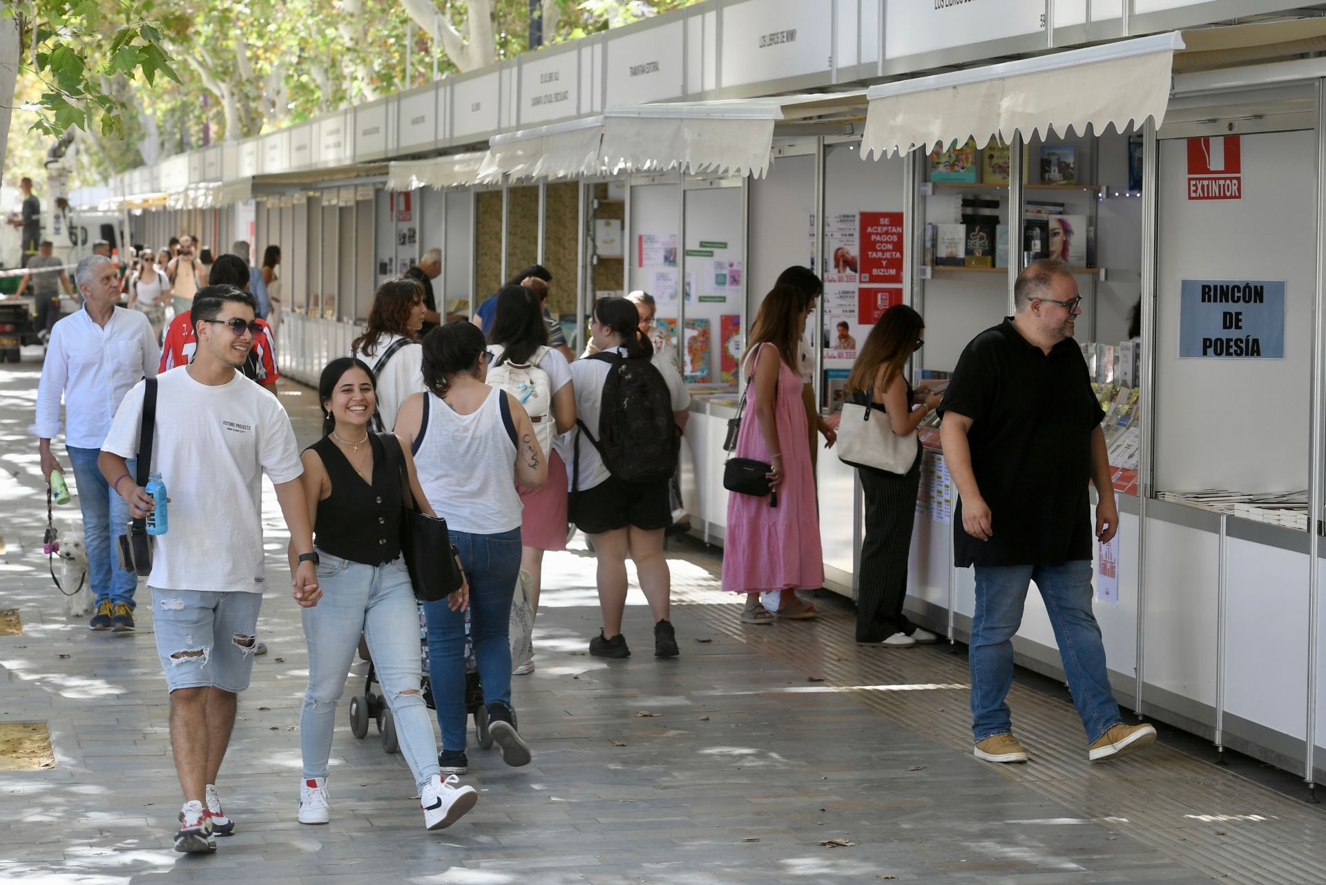 La primera jornada de la Feria del Libro de Murcia, en imágenes