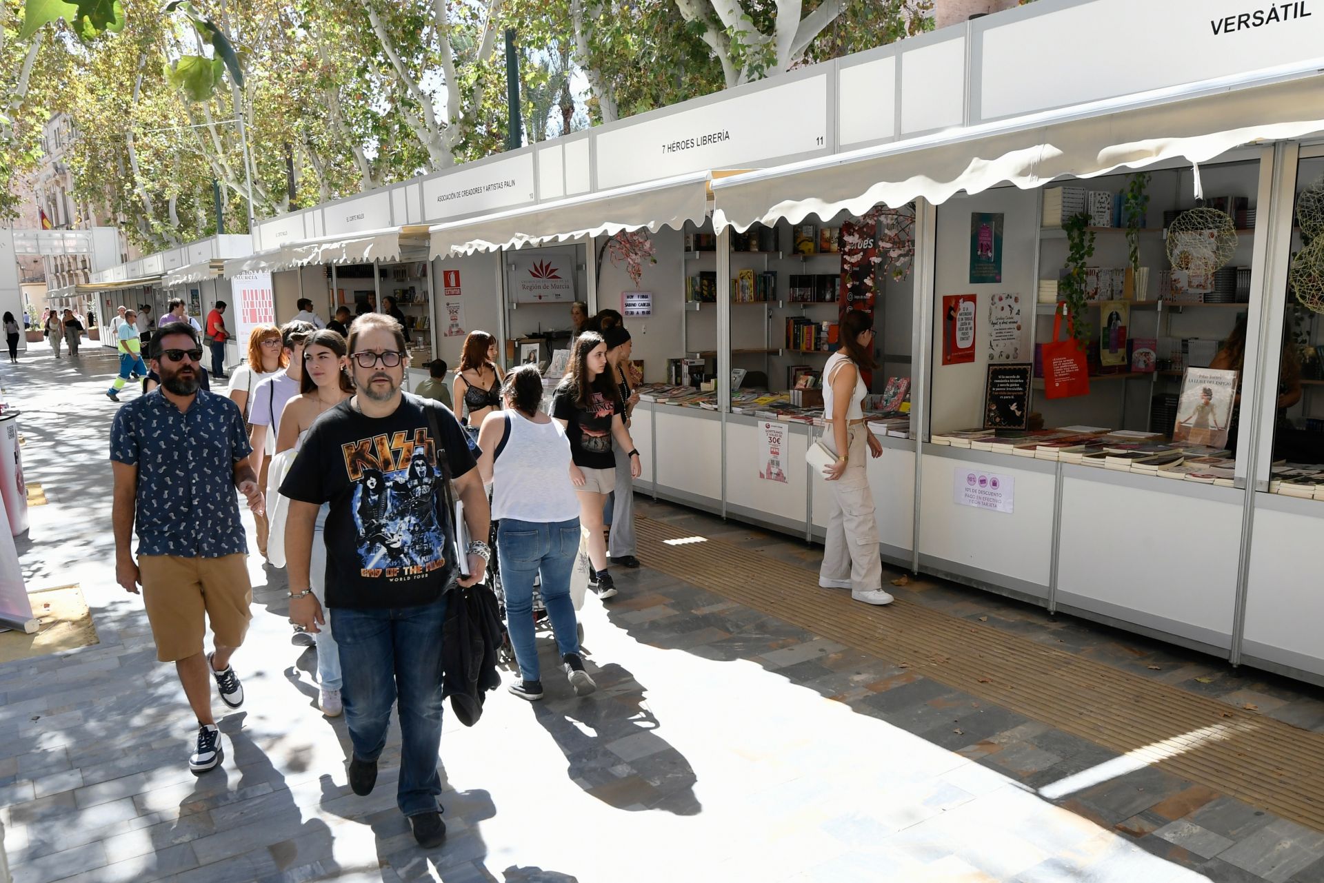 La primera jornada de la Feria del Libro de Murcia, en imágenes