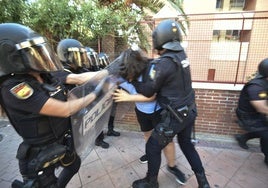 Cargas de los antidisturbios, este viernes.