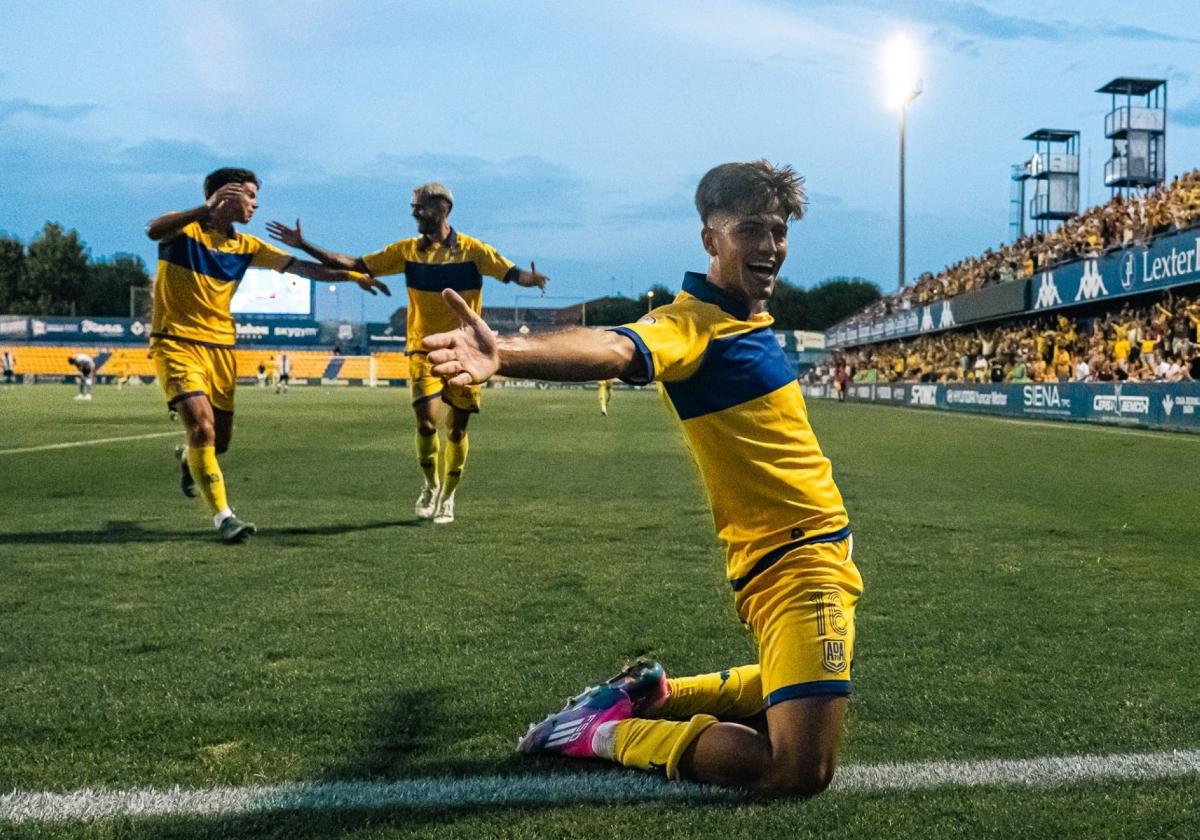 Capi, procedente del Sevilla Atlético, celebra uno de los goles del Alcorcón al Hércules.