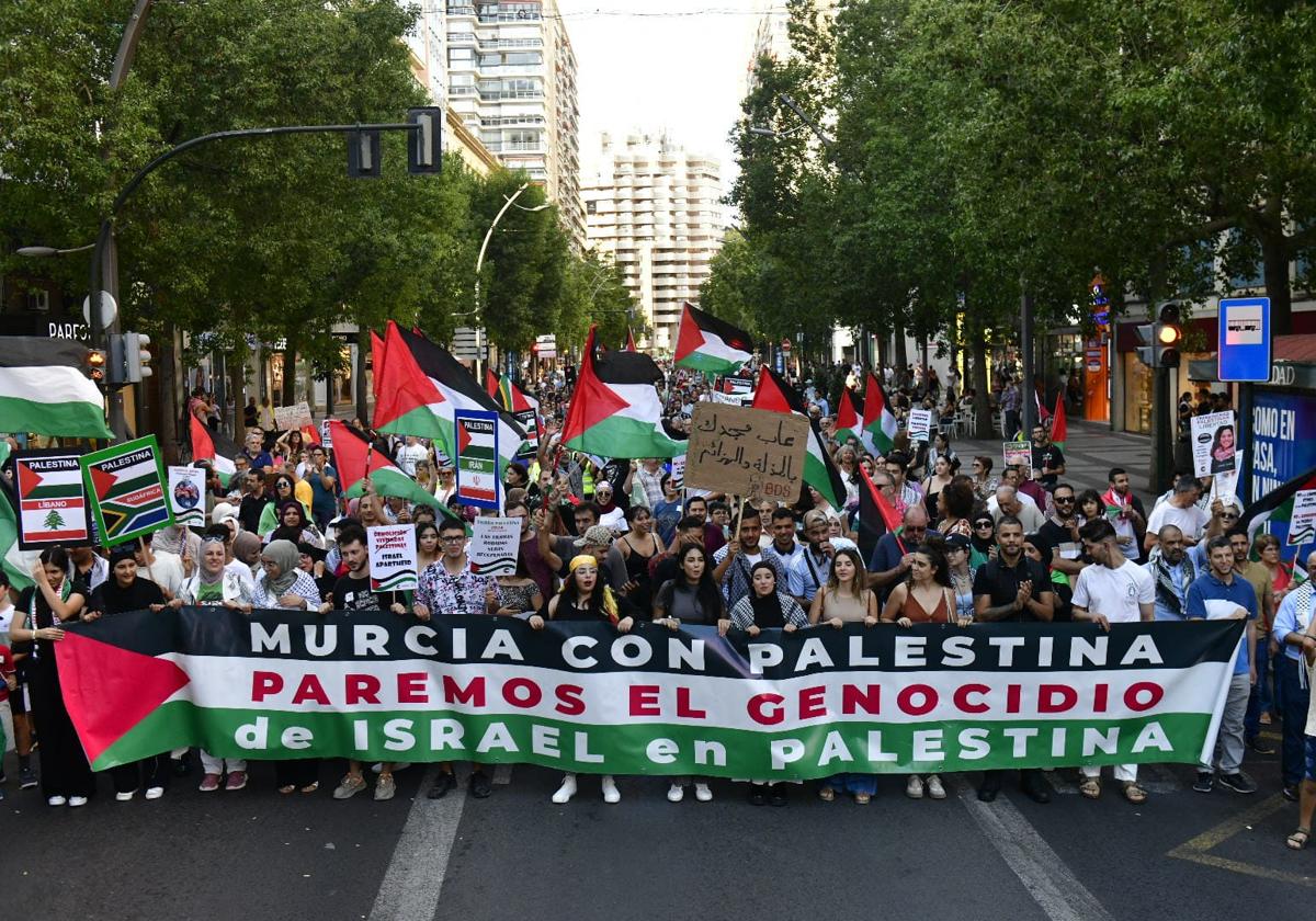 Cabecera de la manifestación que recorrió este sábado por la tarde el centro de Murcia.