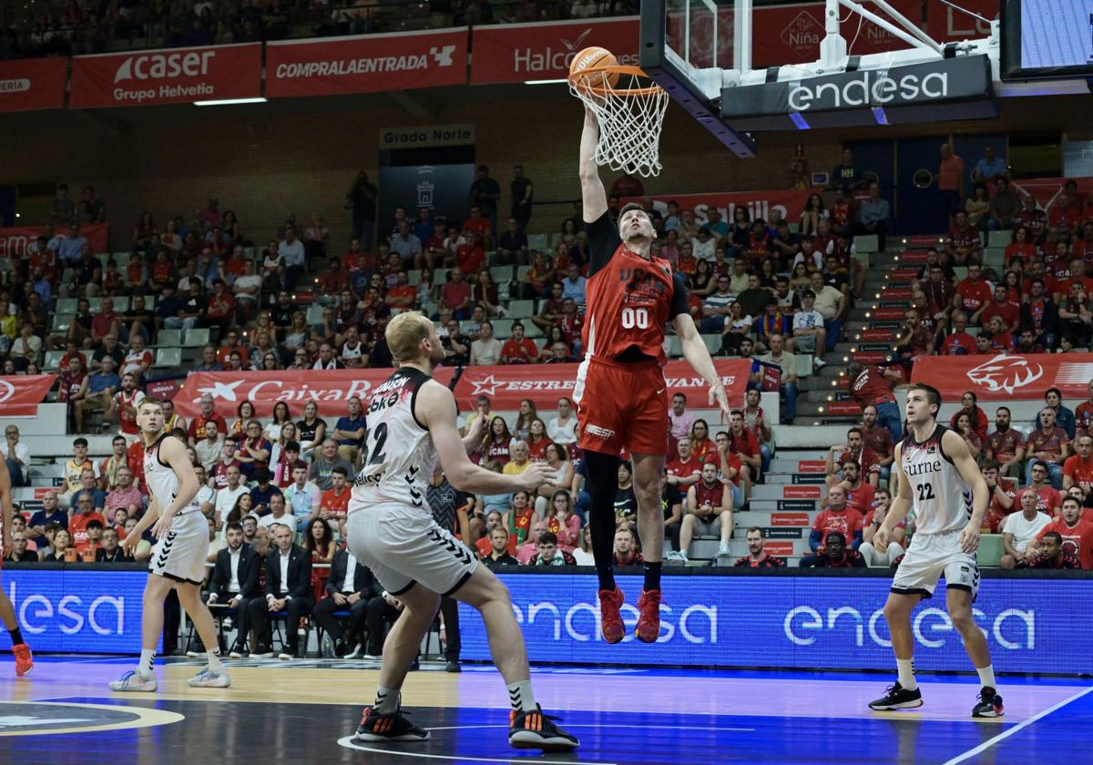 Rodions Kurucs fue el hombre que siempre sostuvo al UCAM con sus ventajas al poste bajo.
