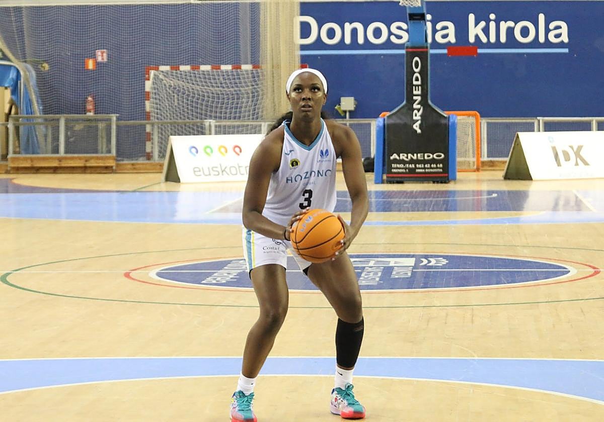 Nelson se prepara para lanzar un tiro libre.