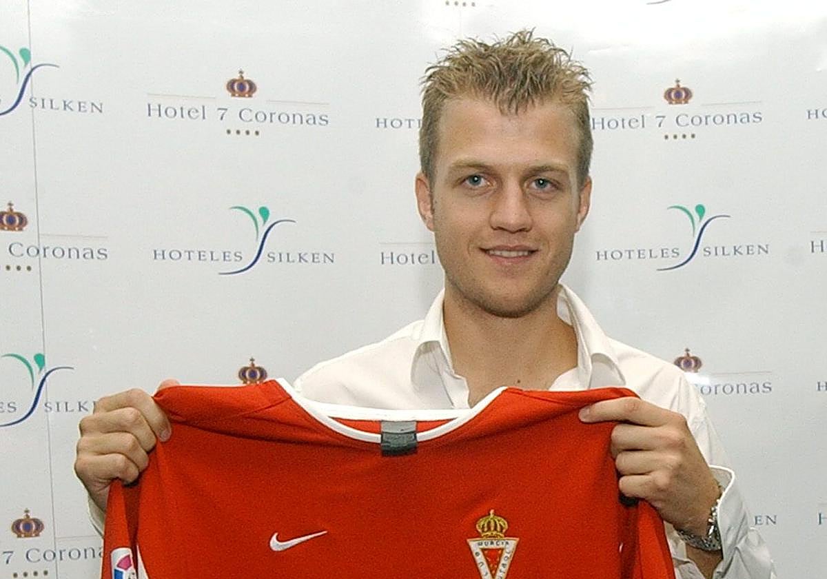 Temporada 2003-04. El centrocampista internacional danés Daniel Jensen, durante su presentacion como nuevo jugador del Real Murcia.