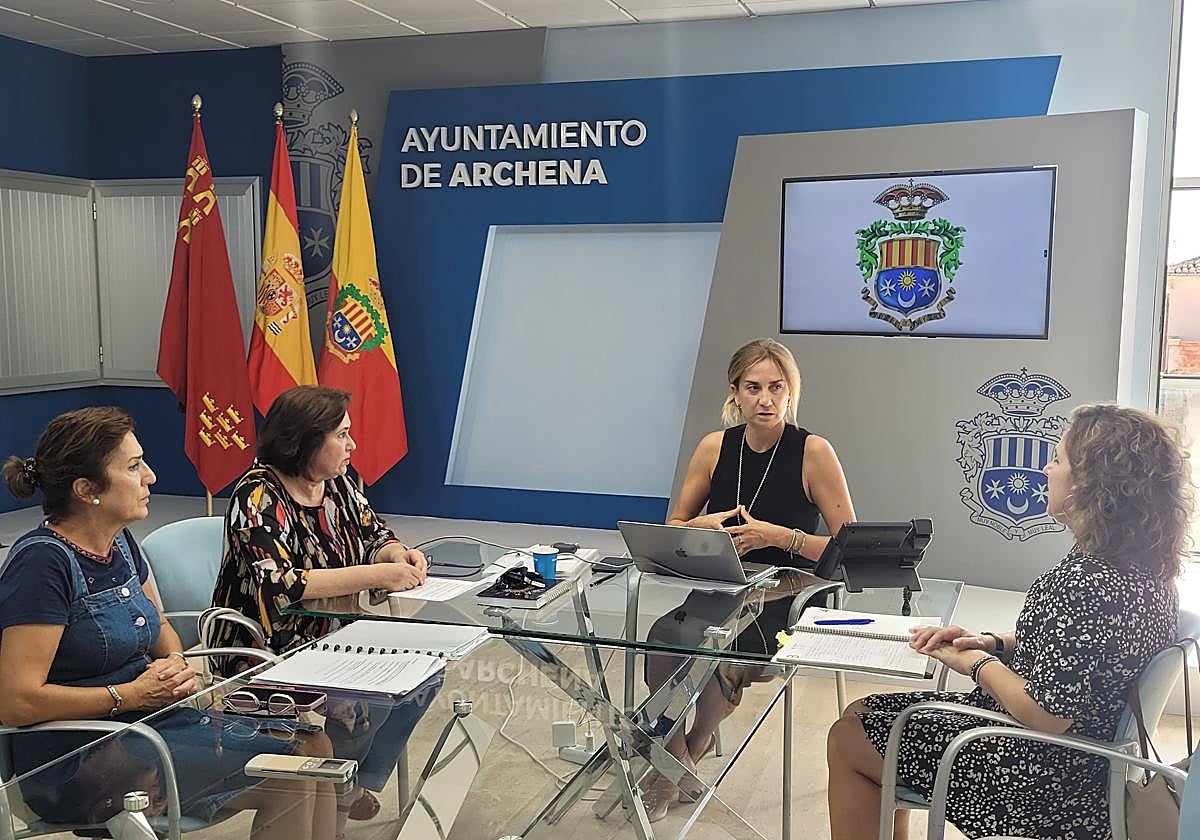 La concejala de Servicios Sociales, la psicologa clínica, la alcaldesa Patricia Fernández y una técnico de la concejalia que coordina el programa.