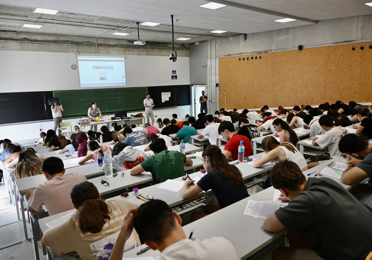 Imagen de archivo de un examen de la Ebau en 2024 en Murcia.