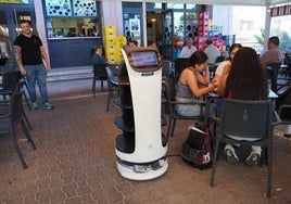 El robot camarero atendiendo mesas en la terraza del bar El Chaparral del Jardín de Jumilla.