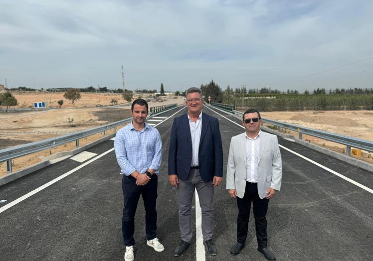 El alcalde de Torrevieja, Eduardo Dolón (izquierda), junto al conseller de Infraestructuras, Vicente Martínez Mus (centro).