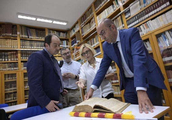 Representantes de la asociación Juristes Valencians visitan, este lunes, el Archivo Municipal de Murcia, donde han podido consultar el 'Almunia'.