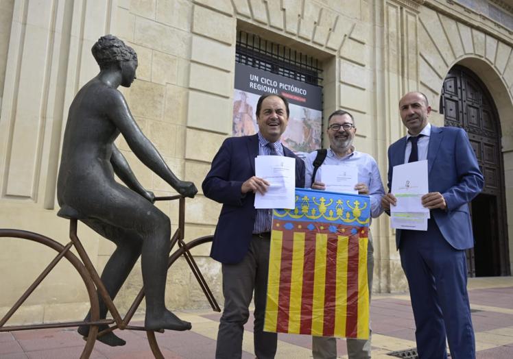 Los representantes de Juristes Valencians posan con la 'senyera' frente al Palacio Almudí.