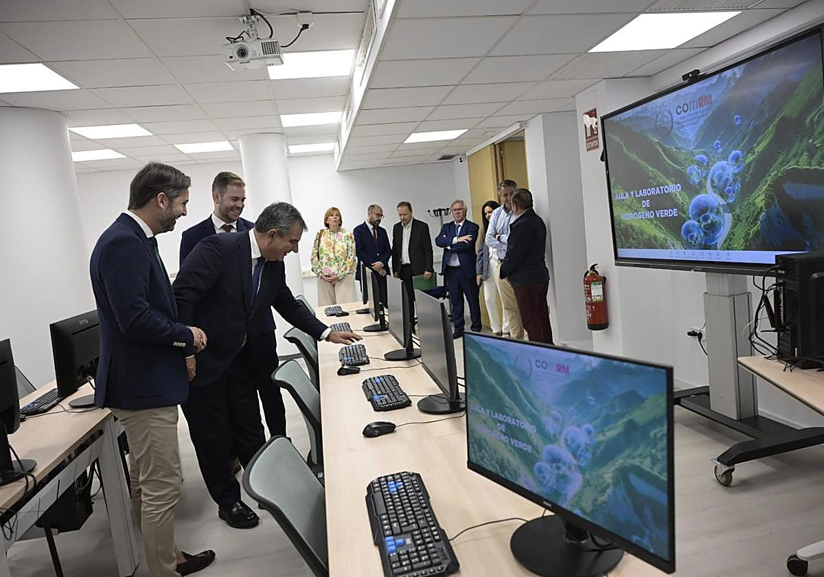 El consejero de Medio Ambiente, Juan María Vázquez, visita una de las aulas especializadas.
