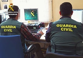 Dos agentes de la Benemérita.