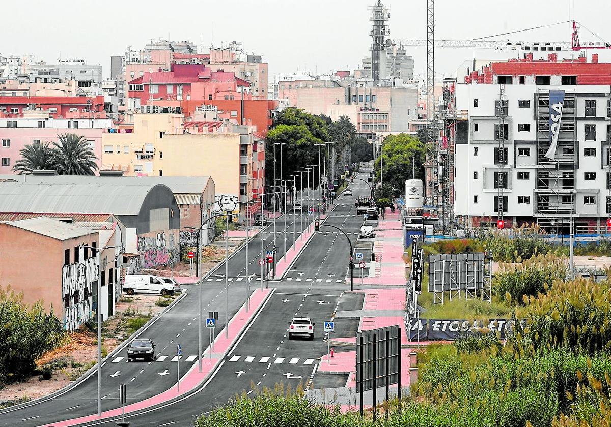 Coches circulando este lunes por el nuevo tramo de Marina Española, que une las avenidas Juan de Borbón y Reino de Murcia.