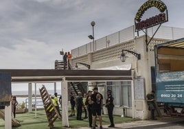 El restaurante Miramar de Mazarrón, este lunes, con operarios trabajando en el desmontaje.