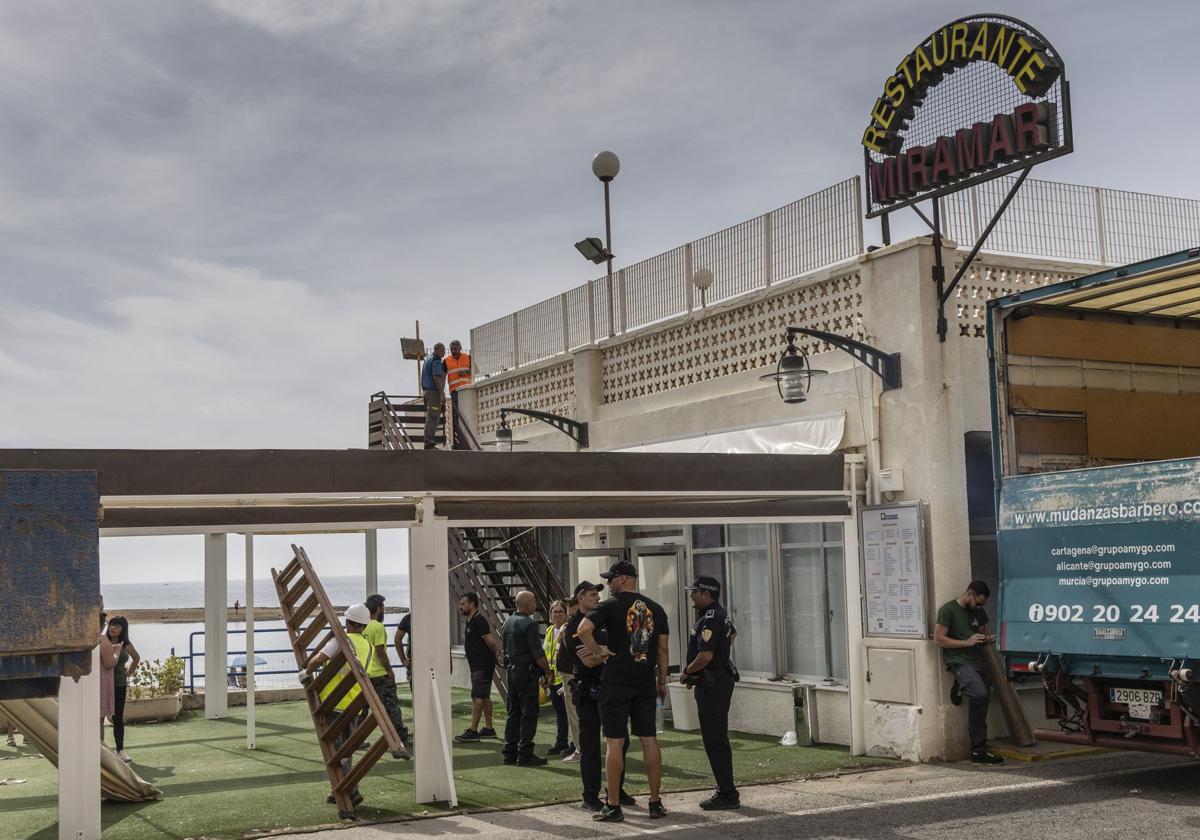 El restaurante Miramar de Mazarrón, este lunes, con operarios trabajando en el desmontaje.