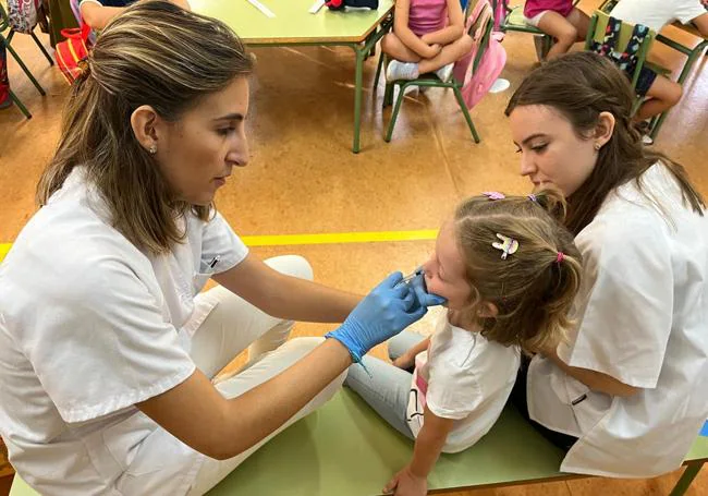 Health workers administer a nasal vaccine to a minor during the start of a school vaccination campaign this Monday.