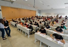 Alumnos realizan las pruebas de la Ebau el pasado curso en Cartagena.