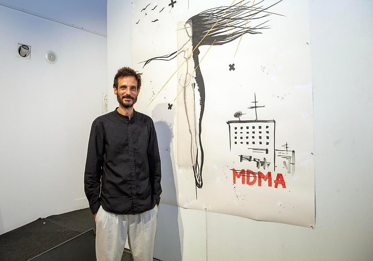 Selu Herraiz junto a una de las obras de su exposición 'Ídolos y procariotas'.