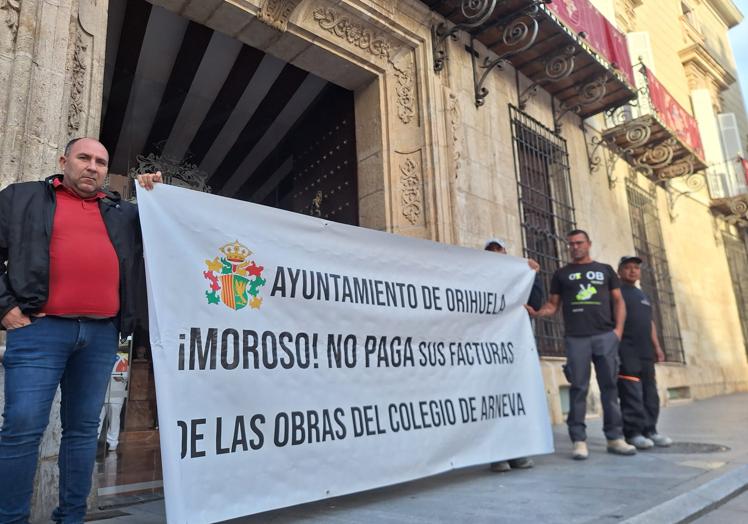 Espín, frente a la puerta del Ayuntamiento.