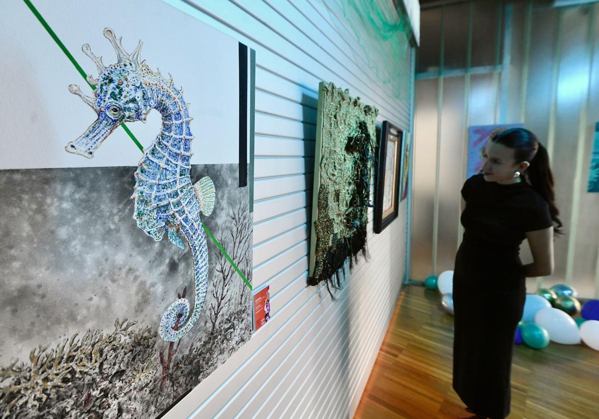 Exposición de cuadros de caballitos de mar en el centro social de la UMU.
