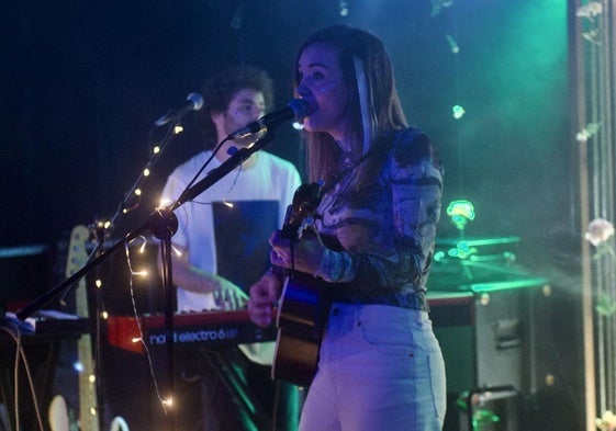 La cantante Carmesí durante un evento en Murcia.