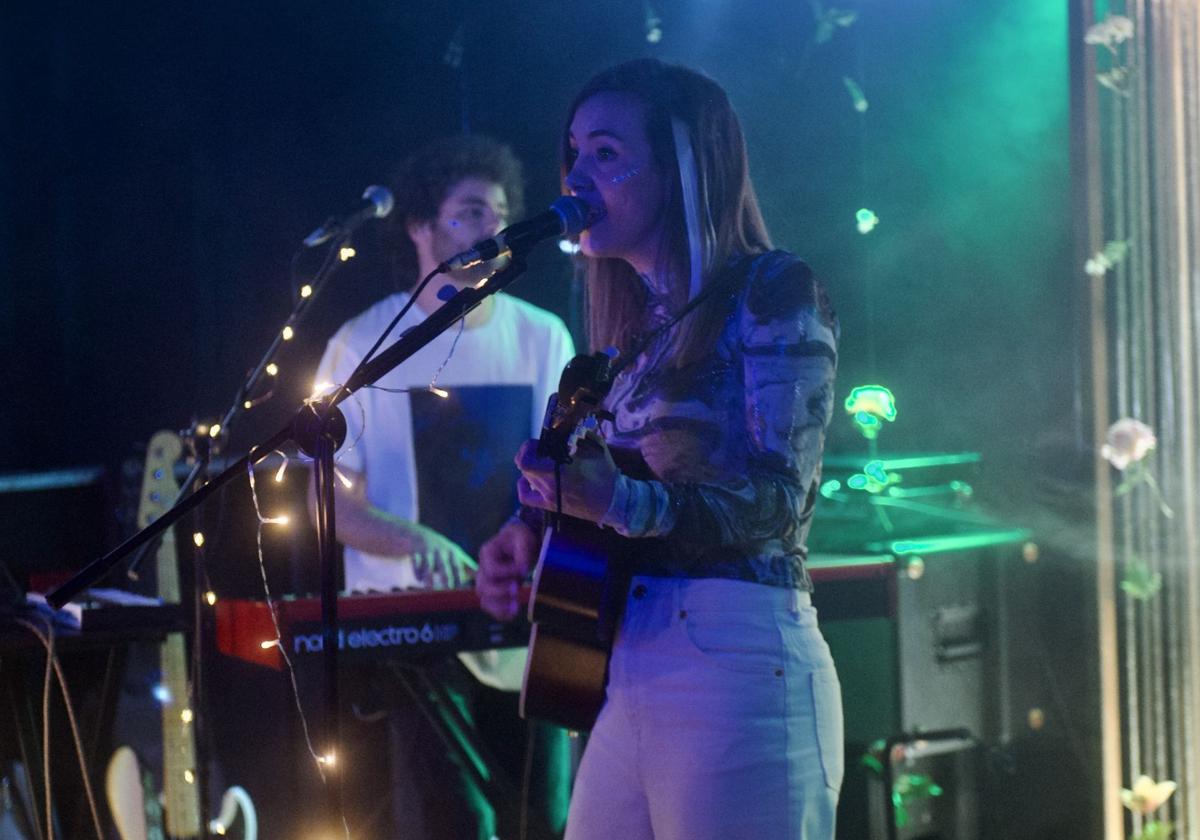 La cantante Carmesí durante un evento en Murcia.