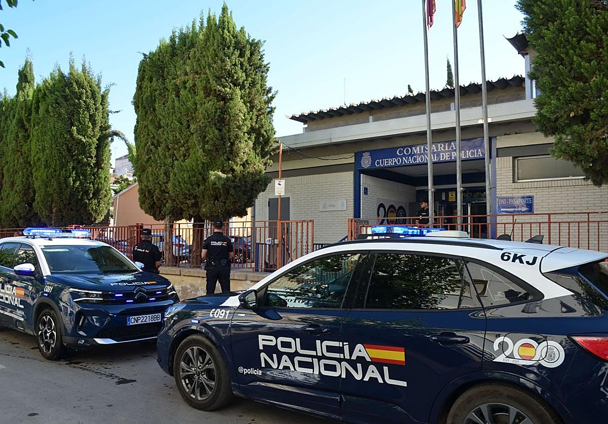 Dos vehículos de la Policía Nacional en la comisaría de Molina.