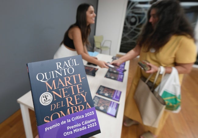 Ejemplares de 'Martinete del rey sombra' ofrecidos por la librería Libros Traperos.
