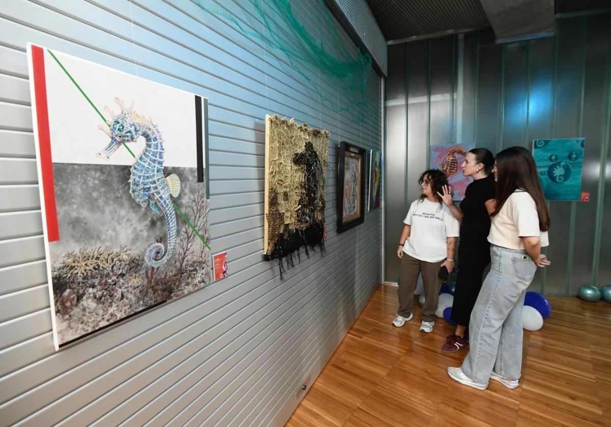 Exposición de cuadros de caballitos de mar en el Centro Social de la UMU, ayer.