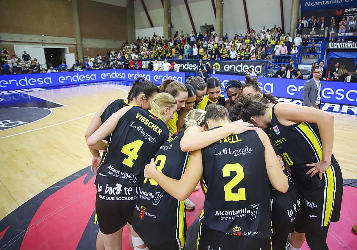 Corro de las jugadoras del Jairis en la Supercopa.