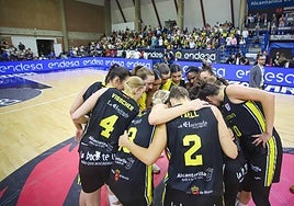 Corro de las jugadoras del Jairis en la Supercopa.