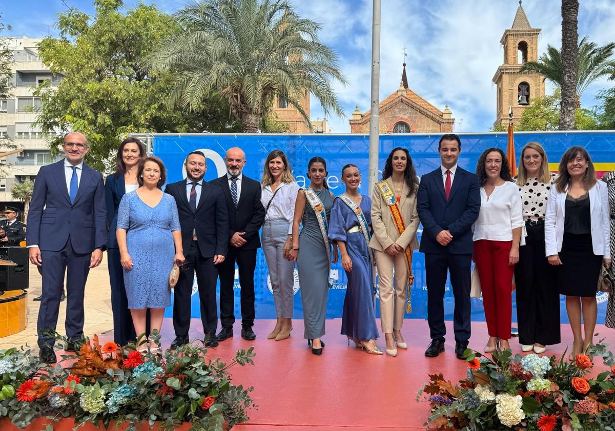 Imagen principal - El equipo de gobierno estuvo presente en el acto y la entrega de condecoraciones.