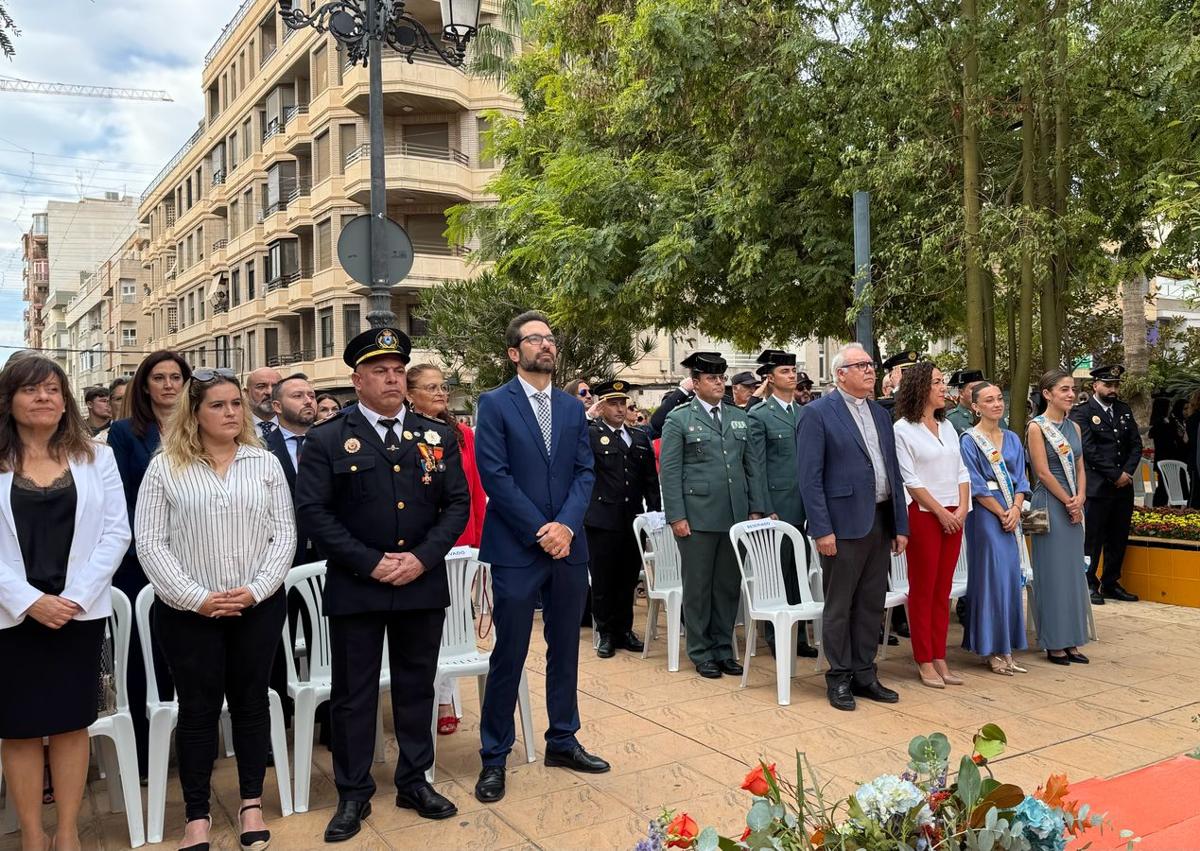 Imagen secundaria 1 - El equipo de gobierno estuvo presente en el acto y la entrega de condecoraciones.