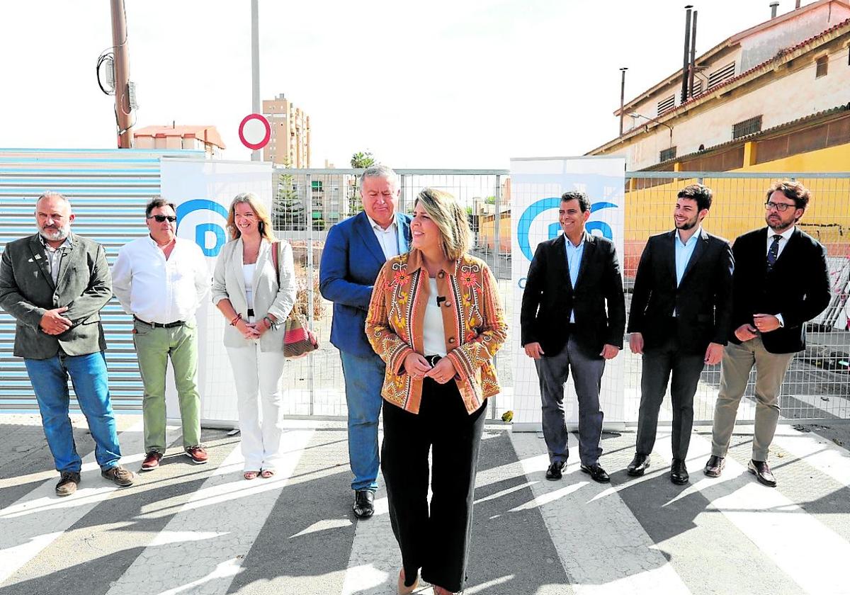 Arroyo y detrás Bernabé y otros representantes del PP, junto al solar donde será construida la casa cuartel.