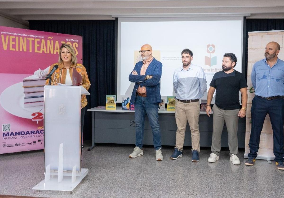 La alcaldesa, Noelia Arroyo, en el IES El Bohío en la presentación de los premios Mandarache y Hache.