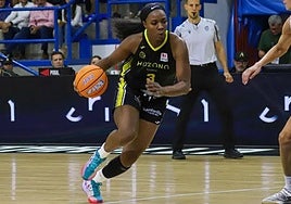 Chelsea Nelson controla el balón en un partido del Jairis.