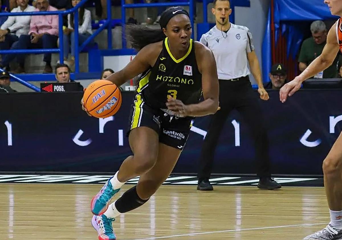 Chelsea Nelson controla el balón en un partido del Jairis.