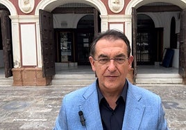 El concejal de Cultura, Santiago Parra, ante el teatro Guerra.