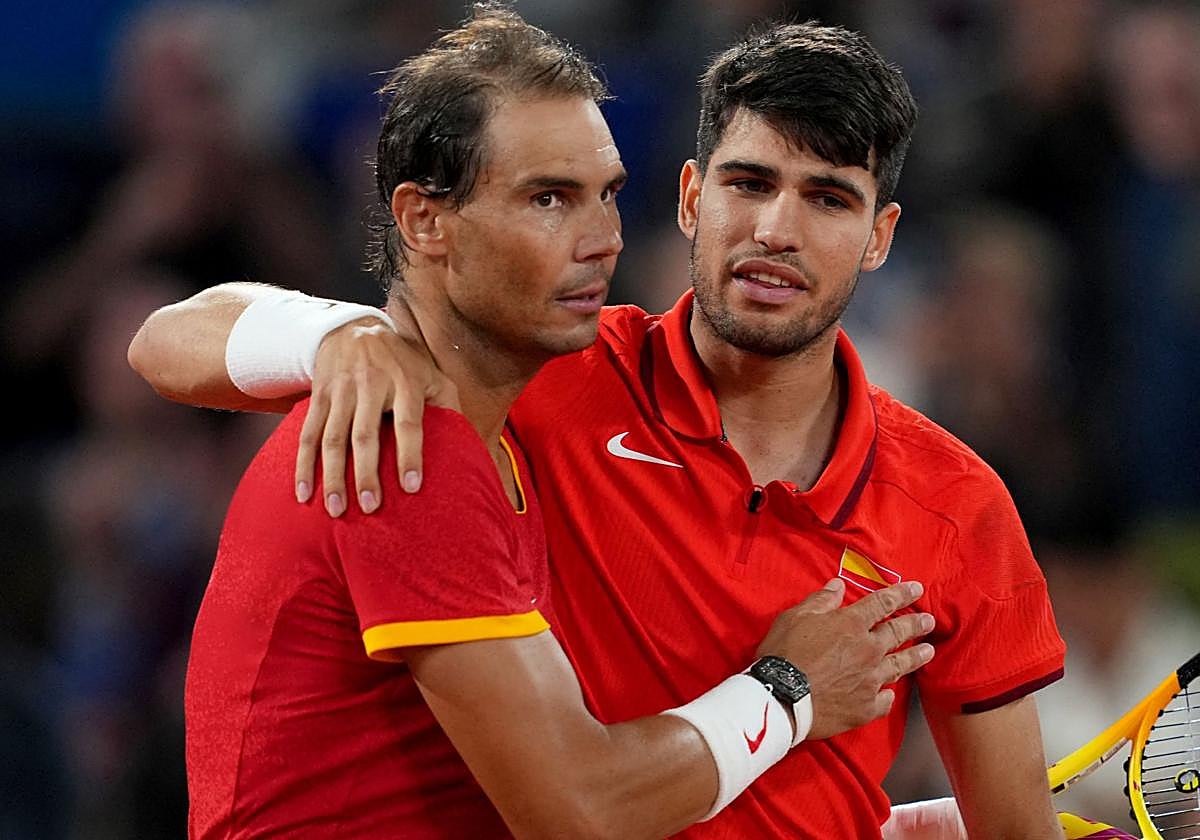 Alcaraz y Nadal durante un partido de dobles en Roland Garros este año.